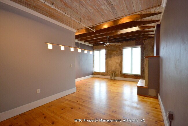 Building Photo - 51 College St