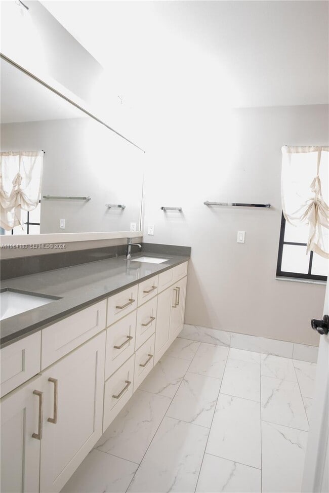 Building Photo - 3160 Peachtree Cir