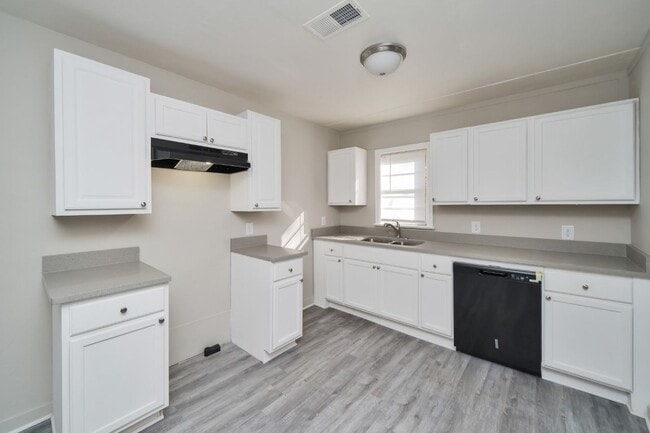 Building Photo - Super Cute & Private Hueytown Home Tucked Away on a Quiet Cul-de-Sac