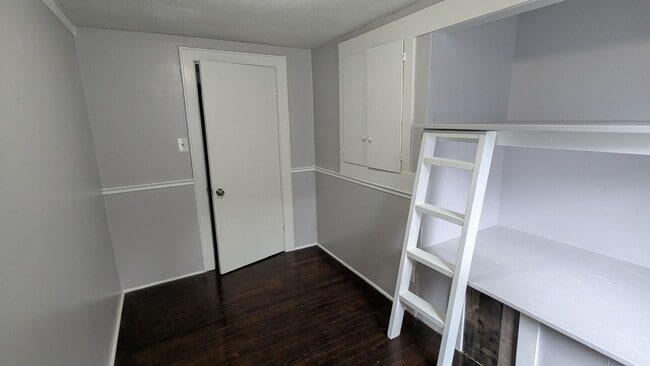 Building Photo - Charming 3-bedroom, 1-bathroom home locate...