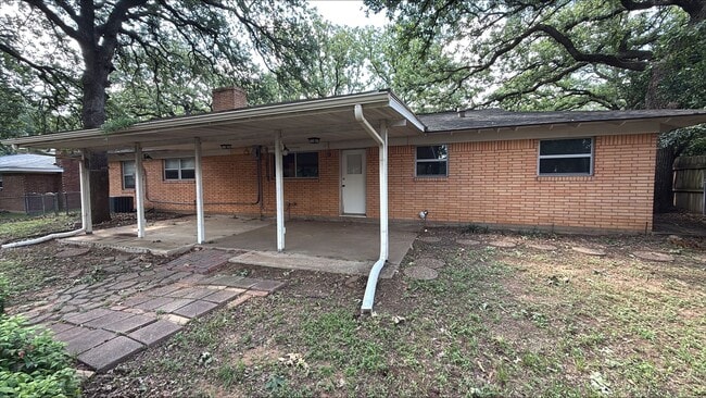 Building Photo - 612 Hillview Dr