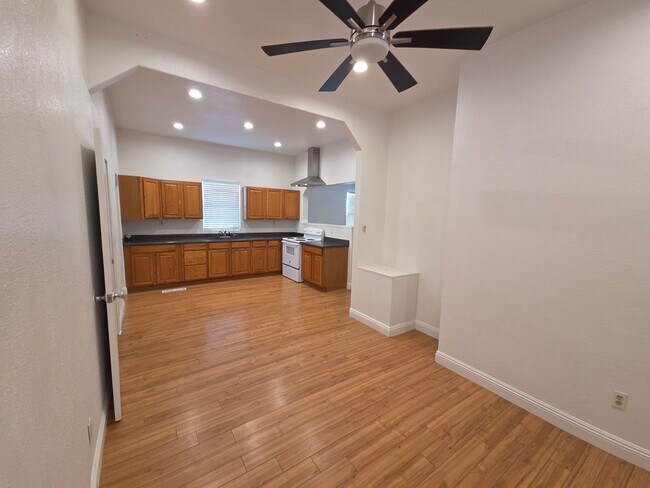 Building Photo - Beautiful 2 bedroom home with large detatched garage