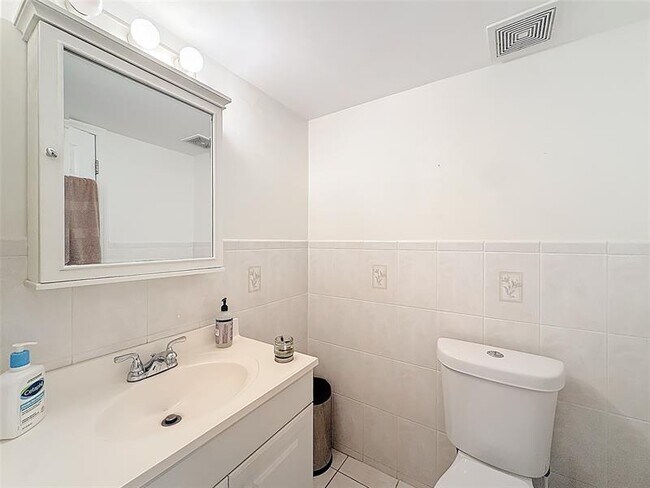 Building Photo - 12290 NE 11th Ct