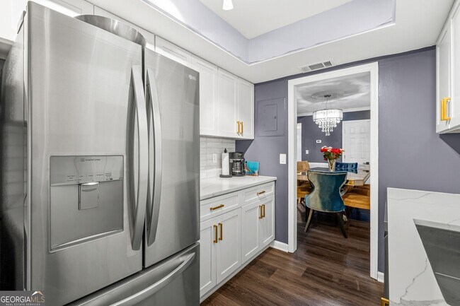 Building Photo - 6851 Roswell Rd