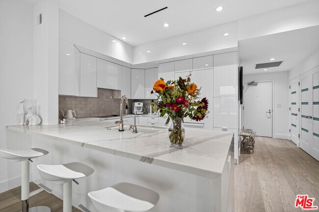 Building Photo - 13700 Marina Pointe Dr