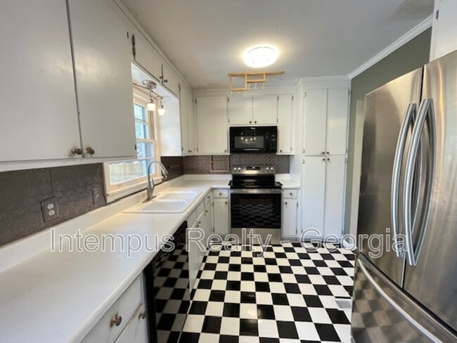 Building Photo - 633 White St