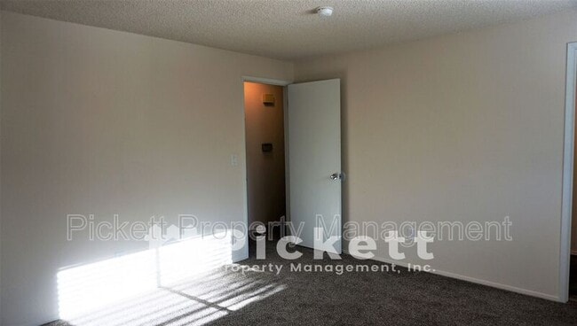 Building Photo - 2221 NE Lexington Dr