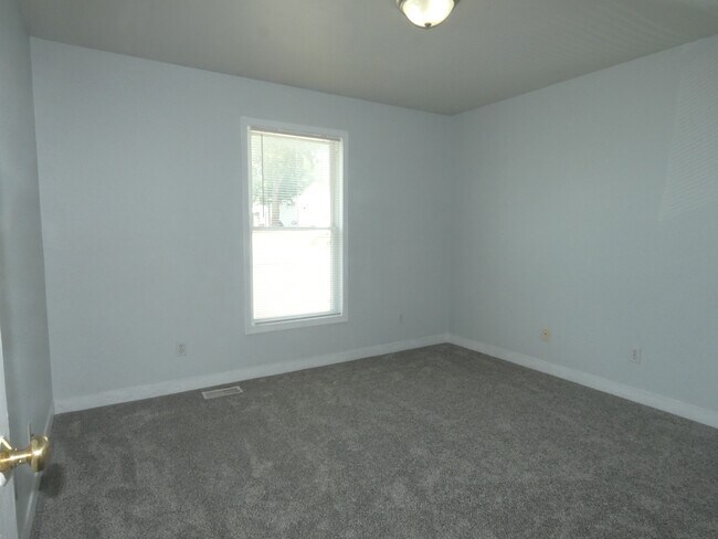 Building Photo - 275 Hazel Ct