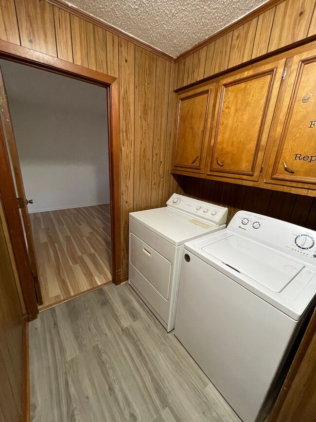 Building Photo - Fantastic location near downtown Pittsboro for this 2br duplex !