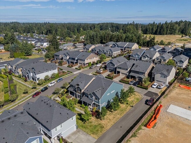 Building Photo - Beautiful Puyallup Corner Lot Home with Office, A/C, Formal Dining & Bonus Loft!
