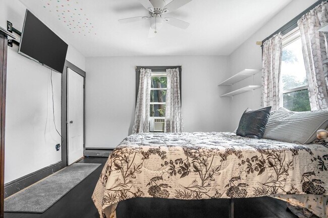 Building Photo - 5 Gordon Pl