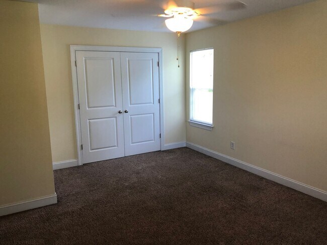 Building Photo - 3 Bed 2 Bath Single Family Home - Students Welcome!