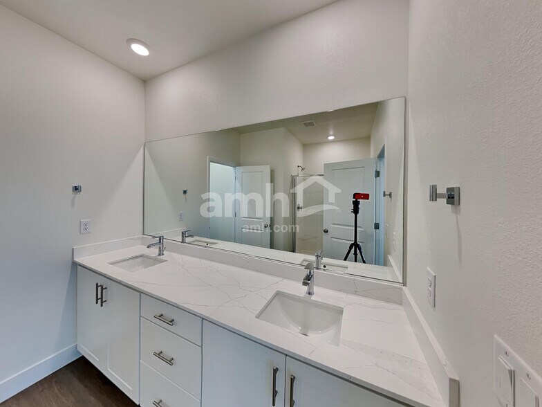 Building Photo - 501 Speckled Orchid Pl