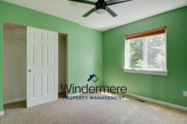 Building Photo - Modern 4 bed 2.5 Bath Home