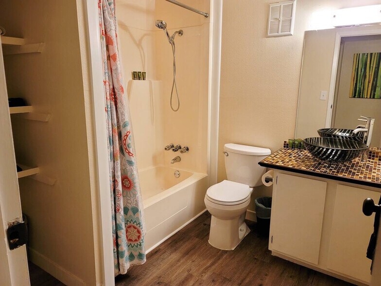 Building Photo - 6519 W Newberry Rd