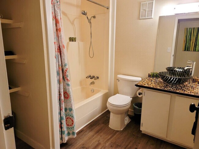 Building Photo - 6519 W Newberry Rd