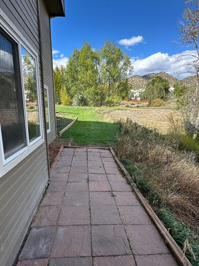 Building Photo - 850 Mountain View Dr