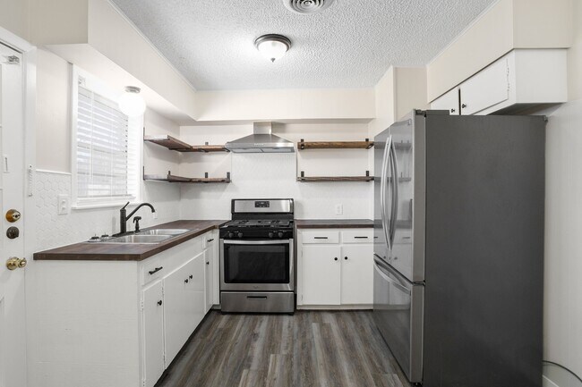 Building Photo - 118 Johnson St