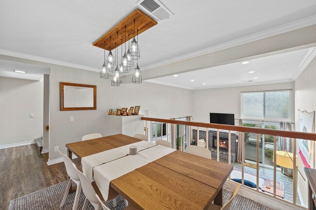 Building Photo - Large townhome in Huntington Beach!