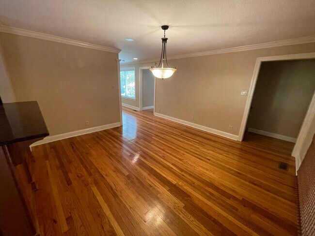 Building Photo - Elegant 4bd/3ba Home with Fenced-in Backyard