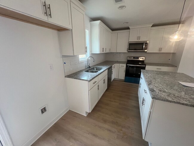 Building Photo - Newly built 3 bedroom 2 bathroom in East T...