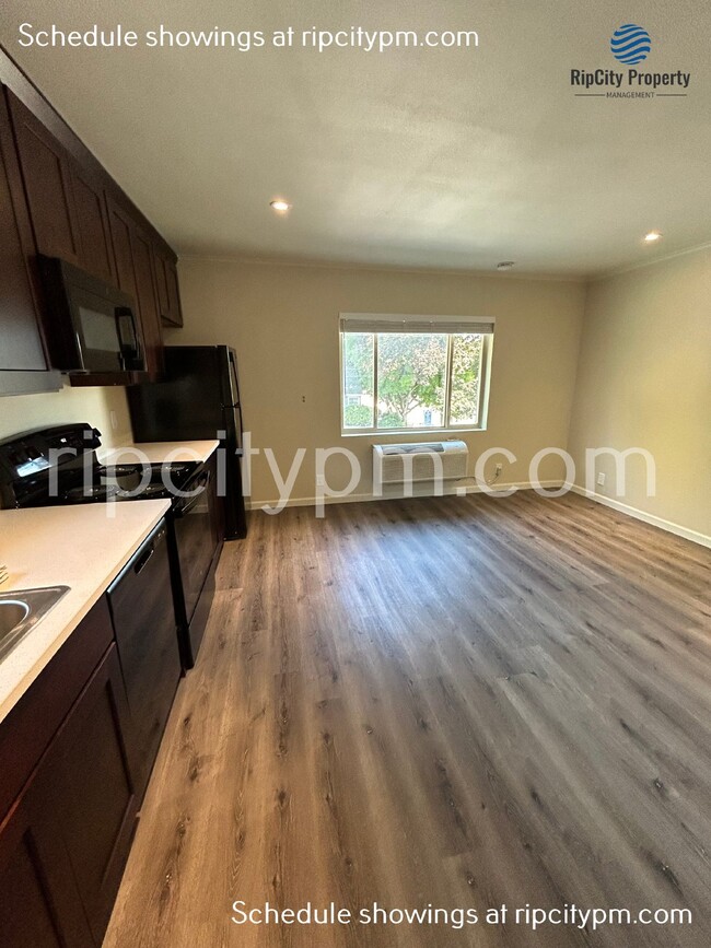 Building Photo - Beautiful studio apartment in downtown Hil...