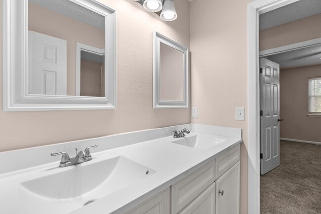 Building Photo - VB Townhouse 3 bedrooms