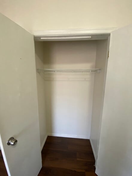 Building Photo - 527 Oldham St