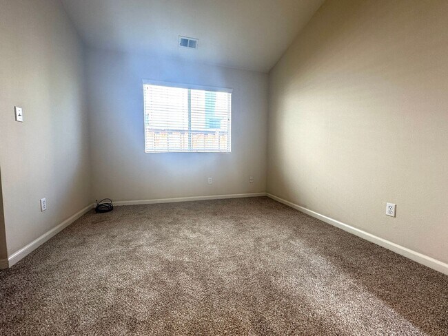 Building Photo - Single Story 3 Bed 2 Bath in Apple Hill!