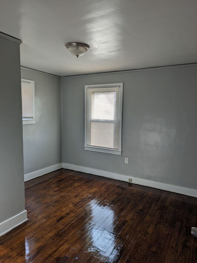 Building Photo - 9341 Roselawn- 3 BEDS & 1.5 BATH FOR RENT!