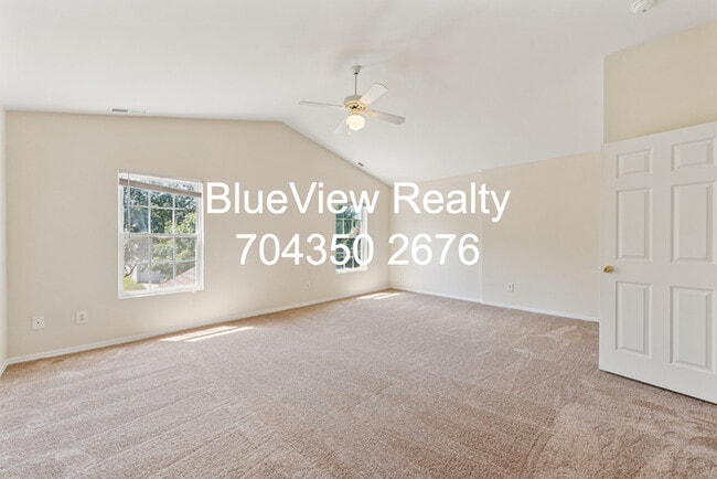 Building Photo - Beutiful 3 bed 2.5 bath with open area