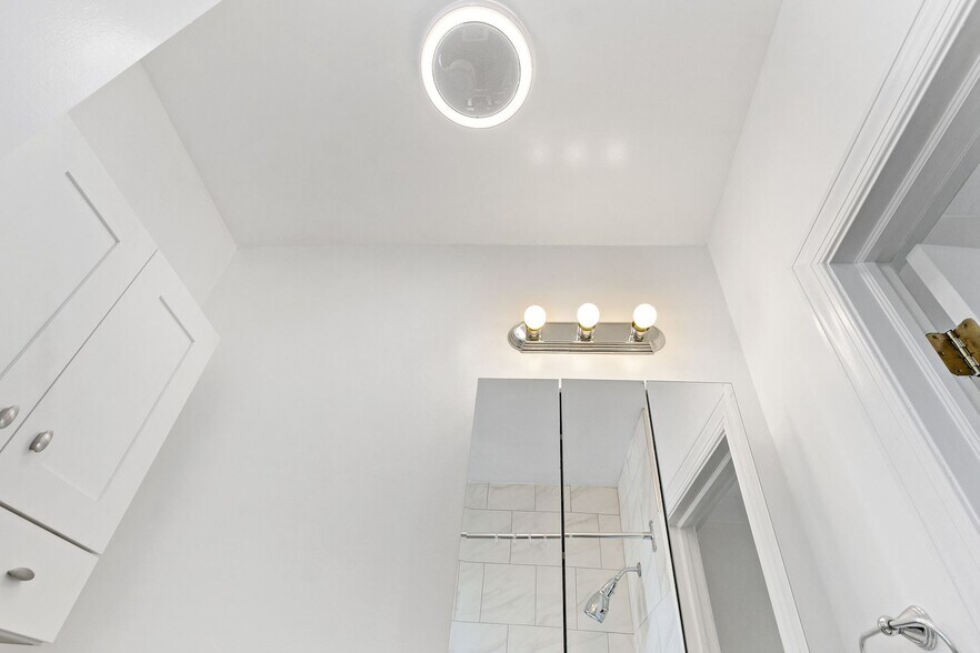 Building Photo - 2842 N Hamlin Ave