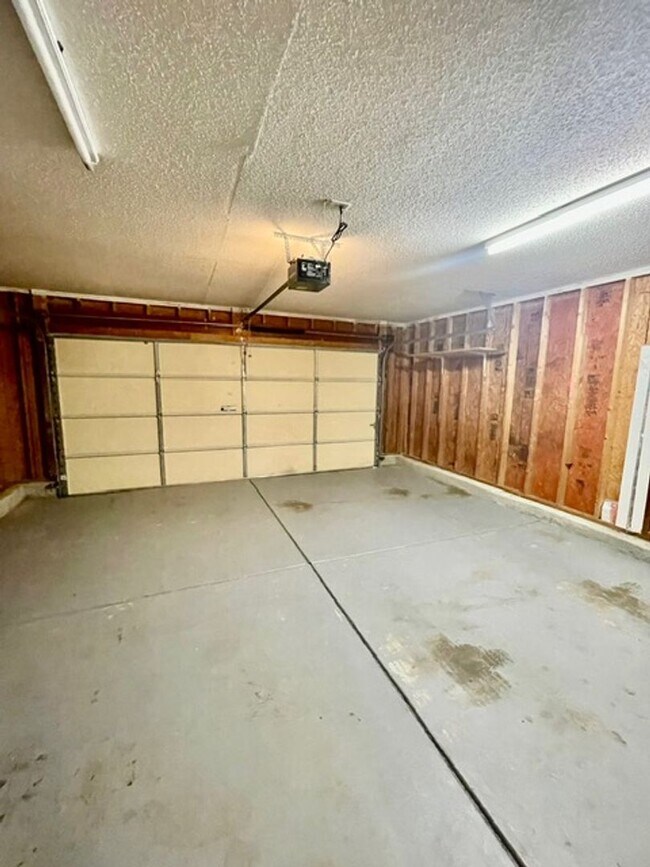 Building Photo - Must see this Adorable 3 bedroom 2 bath 2 garage home . Located in the Reedy Creek Plantation