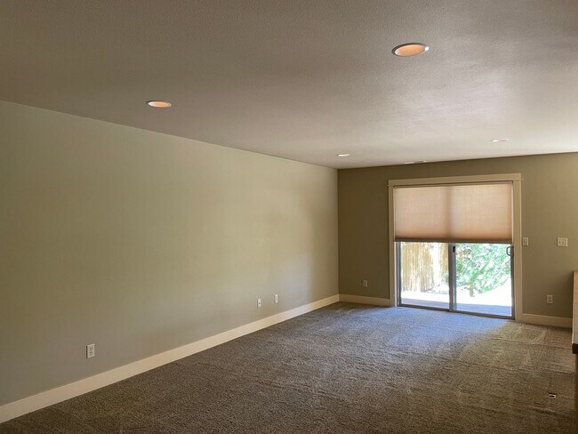 Building Photo - Deschutes Riverfront Home in Tumalo | 3 Bed + Office | Landscaping Included