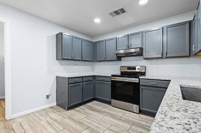 Building Photo - 16074 Walnut Creek Dr