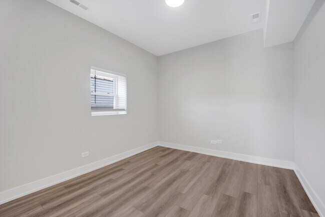 Building Photo - 2142 S Fairfield Ave