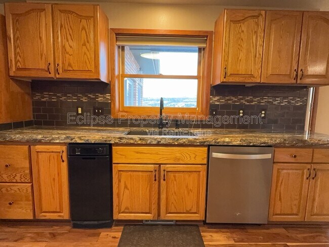 Building Photo - 2737 Sierra Vista Dr