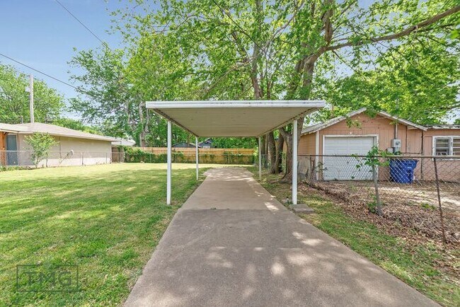 Building Photo - 2 Bed, 2 Bath Home Near TU