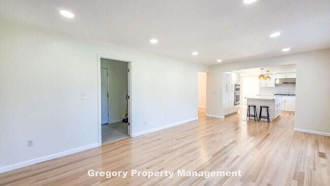 Building Photo - 11204 NE 58th Pl