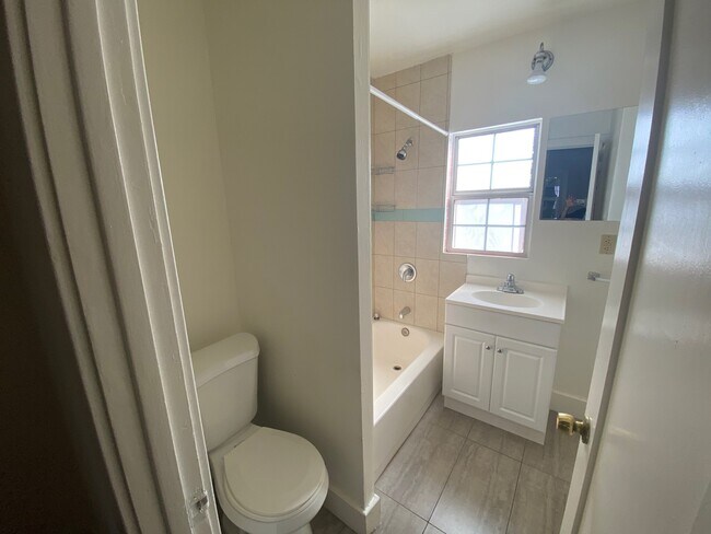 Bathroom with bathtub - 189 S Roosevelt Ave