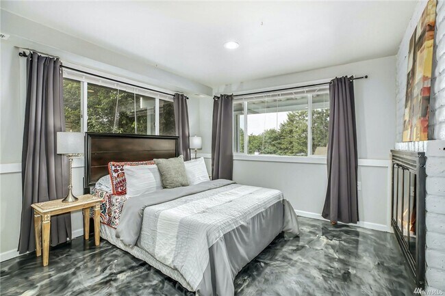 Building Photo - 2323 - Jones