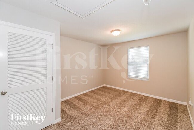 Building Photo - 11 Post Oak Ln