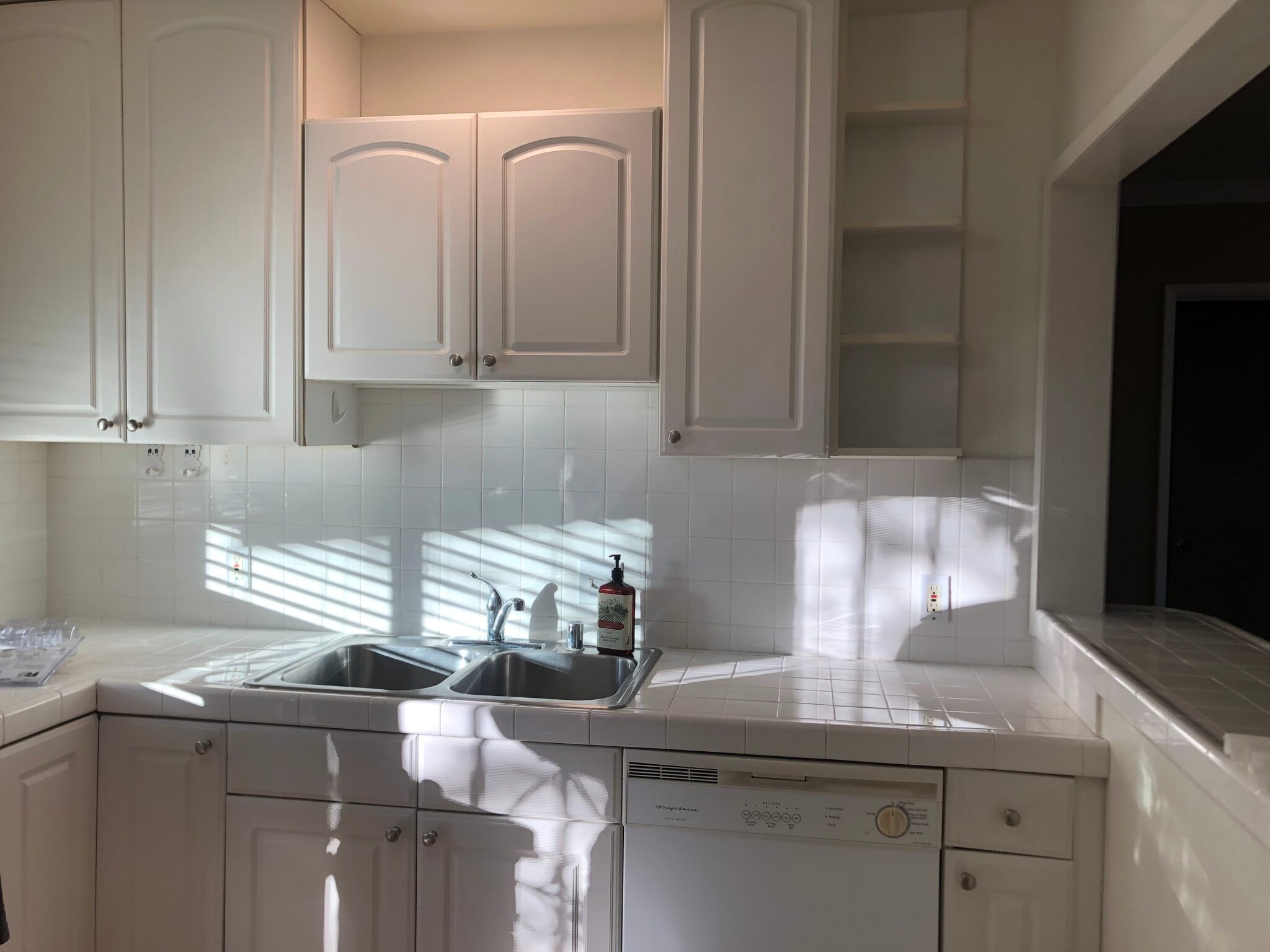 Kitchen sink area - 5775 Bertrand Ave