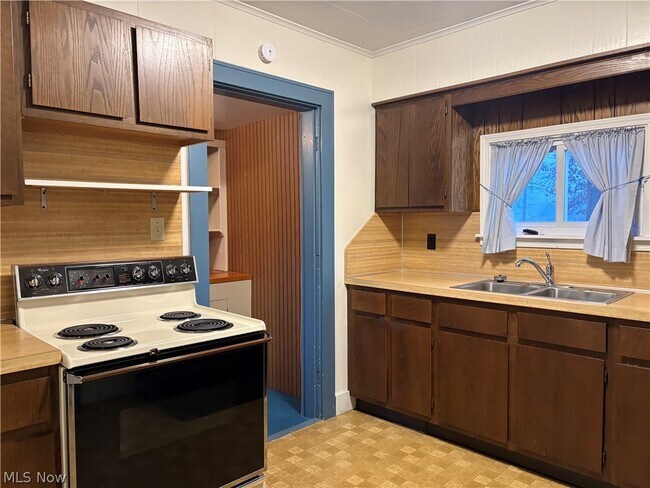 Building Photo - 315 E 10th St