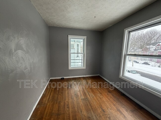 Building Photo - 195 Parsells Ave