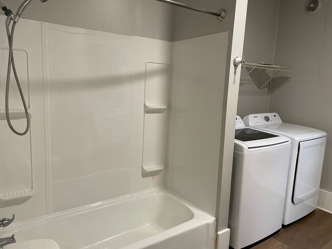 Building Photo - Recently Remodeled Home Close to Medical M...