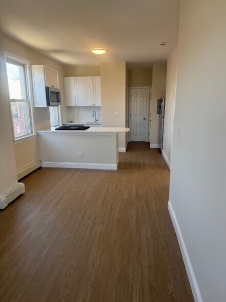 Building Photo - 92 Maple St