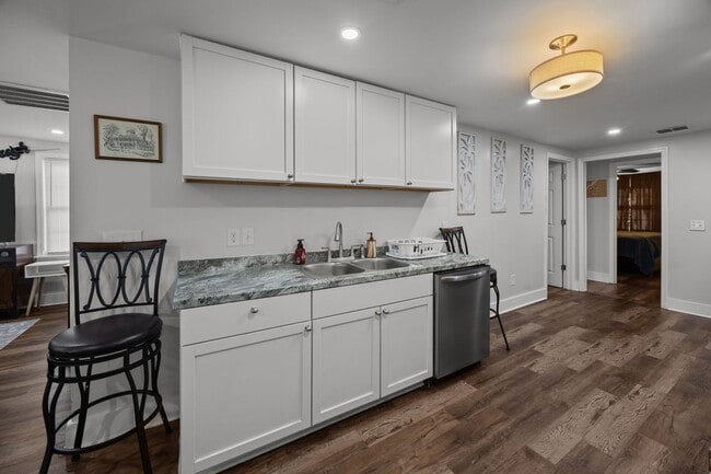 Building Photo - Charming Single-Family Home