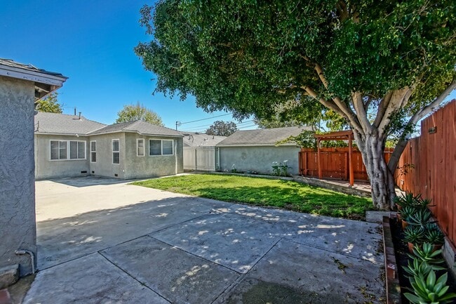 Building Photo - Bright & Charming, Single Story 3BR2BA Home w/ Large Front Yard, Huge Fenced Rear Yard w/ Large D...