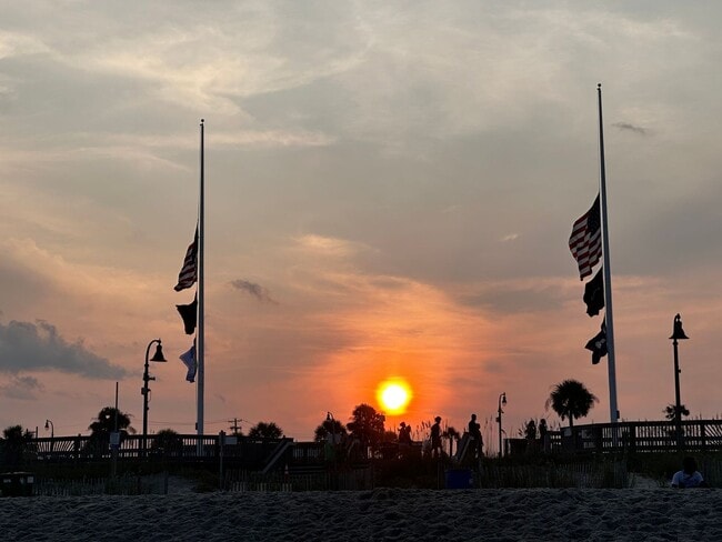 Building Photo - If you choose Autumn Chase we will both be LUCKY!!